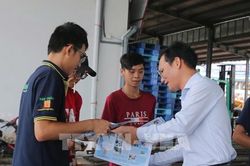 'Đến tận nhà, ra tận cảng' tuyên truyền chống khai thác IUU
