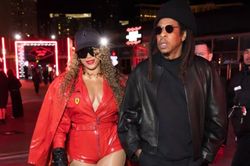 Beyoncé khoe phong cách cá tính trong lần hiếm hoi xuất hiện ủng hộ chồng