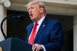 Quỹ bồi thường gần 1,8 tỷ USD của Donald Trump bị tạm hoãn