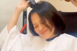 Nữ ca sĩ đang nổi tiếng bất ngờ mắc ung thư, bật khóc khi cạo trọc đầu để điều trị