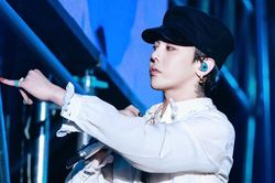 G-Dragon gây chú ý khi công khai thư tay của đấng sinh thành