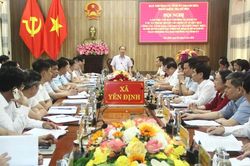 Phó Chủ tịch Thường trực HĐND tỉnh Lê Tiến Lam kiểm tra việc thực hiện chính quyền địa phương 2 cấp
