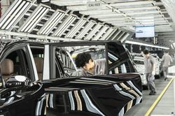 Sản xuất tại Trung Quốc giảm tốc, xuất khẩu vẫn là điểm sáng