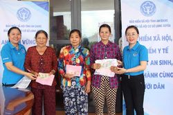 Người dân xã đảo nhận lại tiền bảo hiểm y tế