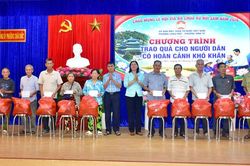 Tặng 200 phần quà cho người dân hai phường Châu Đốc và Vĩnh Tế