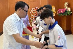 Trao 50 suất học bổng và 30 xe đạp cho học sinh vượt khó xã Hòn Đất