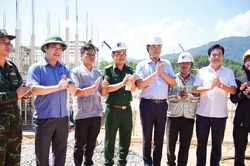 Bí thư Thành ủy Đà Nẵng Lê Ngọc Quang kiểm tra tiến độ xây dựng trường nội trú liên cấp tại xã La Dêê