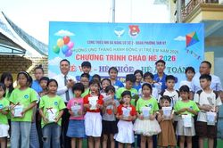 Tặng 100 phiếu học bơi cho học sinh phường Tam Kỳ và Hương Trà