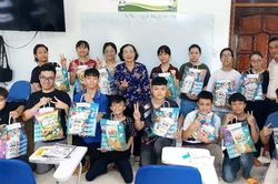 Nhiều phần quà tặng trẻ em có hoàn cảnh khó khăn