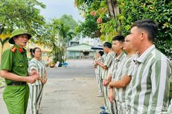 Niềm vui ngày trở về của những phạm nhân được đặc xá
