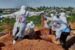 Xung đột văn hóa khiến cho dịch Ebola khó dập tắt ở châu Phi