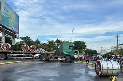 Gia Lai xử lý hàng loạt xe đầu kéo chở tôn cuộn không chằng buộc an toàn
