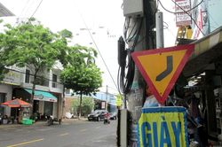 Biển báo giao thông bị lộn ngược