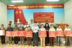 Thiếu tướng Vũ Đại Dương thăm, tặng quà gia đình chính sách tại xã Bác Ái