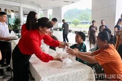 Khai trương chương trình 'Nồi cháo tình thương' tại Bệnh viện Đa khoa tỉnh