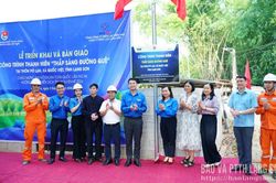 Bàn giao 2 công trình thanh niên tại xã biên giới Quốc Việt