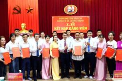 Đảng ủy xã Lương Thịnh tổ chức kết nạp 16 đảng viên mới
