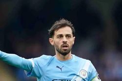 Barcelona ưu tiên chiêu mộ Bernardo Silva miễn phí dù dư thừa tiền vệ