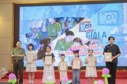Tết thiếu nhi cho con em cán bộ, chiến sĩ Công an Lâm Đồng