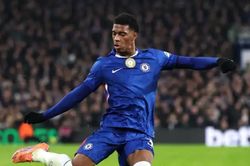 Xabi Alonso xây móng cho Chelsea bằng 'viên ngọc' Josh Acheampong