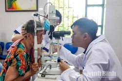 Khám, tư vấn các bệnh về mắt cho người cao tuổi tại Trung tâm Bảo trợ và Công tác xã hội tỉnh Ninh Bình
