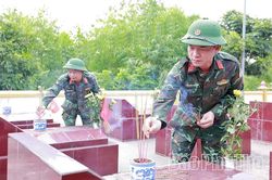 Thực h&agrave;nh lấy mẫu h&agrave;i cốt liệt sĩ tại Nghĩa trang liệt sĩ x&atilde; Ph&ugrave; Ninh