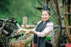 Giữ nhịp quay cọn nước bên dòng Nặm É