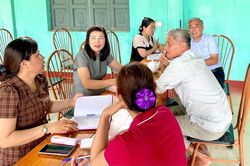 Ph&oacute; Chủ tịch HĐND tỉnh Phạm Thị Minh Xu&acirc;n kiểm tra việc thực hiện sắp xếp th&ocirc;n tại x&atilde; Th&aacute;i B&igrave;nh