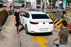 Tài xế tạt đầu chen hàng, dừng xe giữa trạm thu phí cao tốc để đấu khẩu