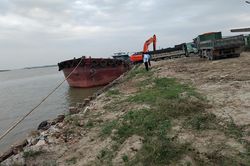 Lấn chiếm công trình đê điều, thủy lợi có thể bị phạt tới 200 triệu đồng