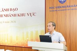 Phó Thống đốc Thường trực Đoàn Thái Sơn chia sẻ kinh nghiệm công tác pháp chế tại Lớp bồi dưỡng Lãnh đạo NHNN chi nhánh khu vực