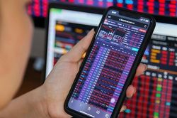 Áp lực bán mạnh trên diện rộng kéo VN-Index giảm sâu