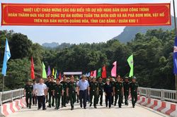 Quân khu 1 bàn giao công trình đã thi công rà phá bom mìn, vật nổ cho các xã trên địa bàn tỉnh