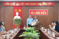 Đảng viên xã Long Điền nhận Huy hiệu 50 năm tuổi Đảng