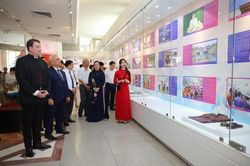 Triển lãm 'Những tấm gương bình dị mà cao quý'
