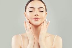 Mùa hè càng nóng càng phải dưỡng ẩm: Lý do khiến da bạn đang 'khát nước'