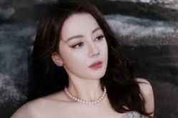 Địch Lệ Nhiệt Ba lại 'ôm hận' ở Bạch Ngọc Lan