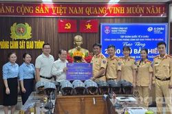 Nh&agrave; t&agrave;i trợ c&ugrave;ng CSGT tặng 2.000 mũ bảo hiểm cho người d&acirc;n tại Đ&agrave; Nẵng