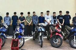 Khởi tố 12 đối tượng mang hung kh&iacute; chở nhau g&acirc;y rối tr&ecirc;n đường phố
