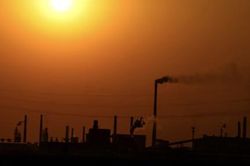 C&aacute;c nh&agrave; m&aacute;y tr&ecirc;n to&agrave;n cầu đối mặt chi ph&iacute; tăng vọt v&igrave; chiến tranh Iran