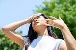 Nắng 40 độ C: Nhận biết sớm 3 tình trạng nguy hiểm kiệt sức, sốc nhiệt, đột quỵ
