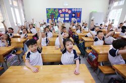 Con nghỉ hè, bố mẹ 'đảo lịch': Người gửi con, người lắp camera theo dõi từ xa
