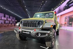 Jeep Wrangler 2026 đầu tiên về Việt Nam, giảm gần 900 triệu đồng so với bản cũ