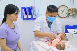 Cứu sống bé gái sinh non chỉ 900 gram sau hơn 3 tháng giành giật sự sống