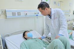 Đưa quả thận đứt rời ra ngoài sửa rồi ghép lại vị trí cũ