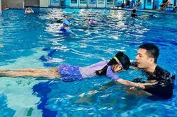 Sôi nổi các khóa phổ cập bơi mùa hè cho trẻ em phường Hoàng Mai