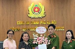 Người d&acirc;n cảm ơn C&ocirc;ng an phường Việt Hưng nhanh ch&oacute;ng bắt giữ đối tượng trộm cắp