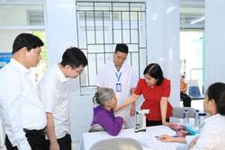 Người d&acirc;n H&agrave; Nội được kh&aacute;m sức khỏe định kỳ miễn ph&iacute; mỗi năm một lần