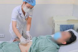 Quả thận 'dập nát' của nam bệnh nhân 31 tuổi được bác sĩ đưa ra ngoài cơ thể rồi ghép lại thành công