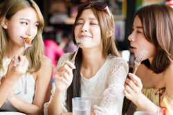 Phụ nữ từng sống thiếu thốn thường có 2 thói quen này khi ăn uống